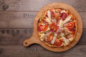 pizza na okrągłej drewnianej desce