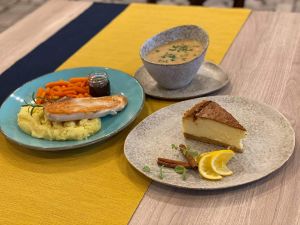 Sernik, zupa i drugie danie na stole