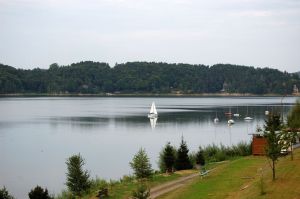widok na pływające łódki po jeziorze