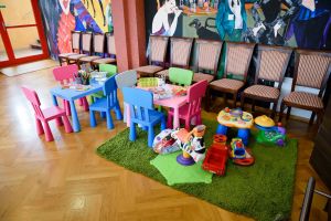 kolorowe krzesełka i stoliki dla dzieci, zabawki