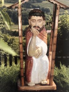 Rzeźba drewniana Jezusa Frasobliwego