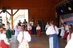 dzieci w strojach ludowych tańczące na scenie