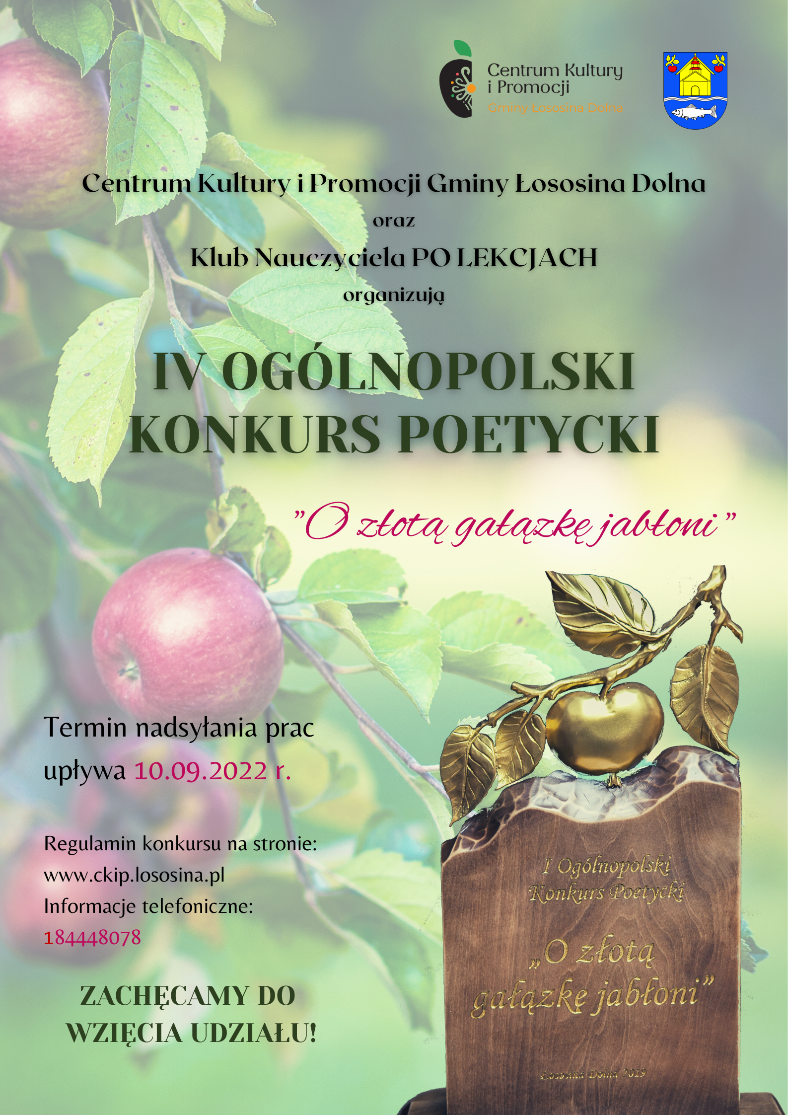 Plakat konkursu poetyckiego w tle gałązka jabłoni na pierwszym planie złota rzeźba w kształcie gałązki z jabłkiem