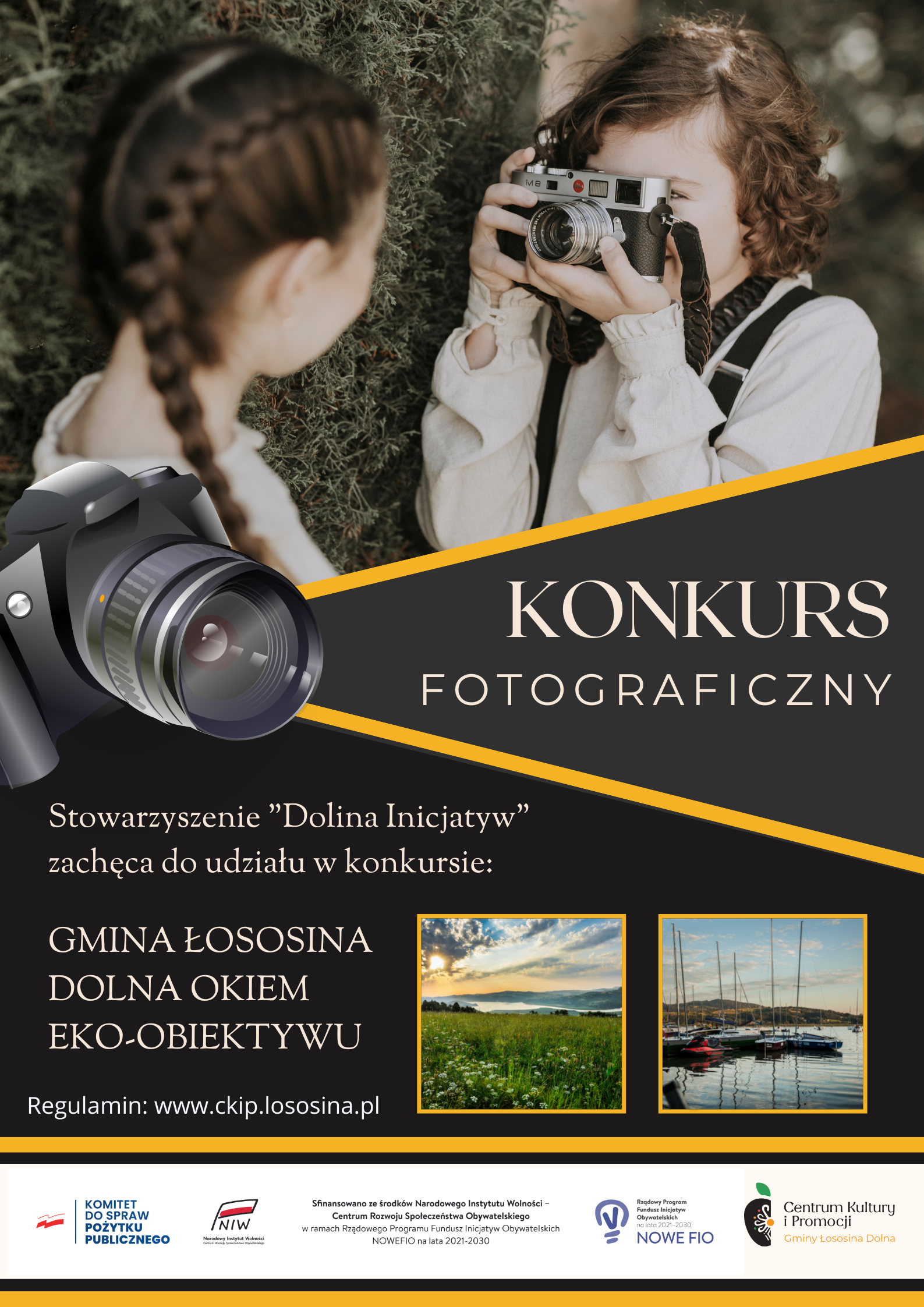 Plakat informujący o konkursie fotograficznym, w tle dwójka dzieci z aparatem