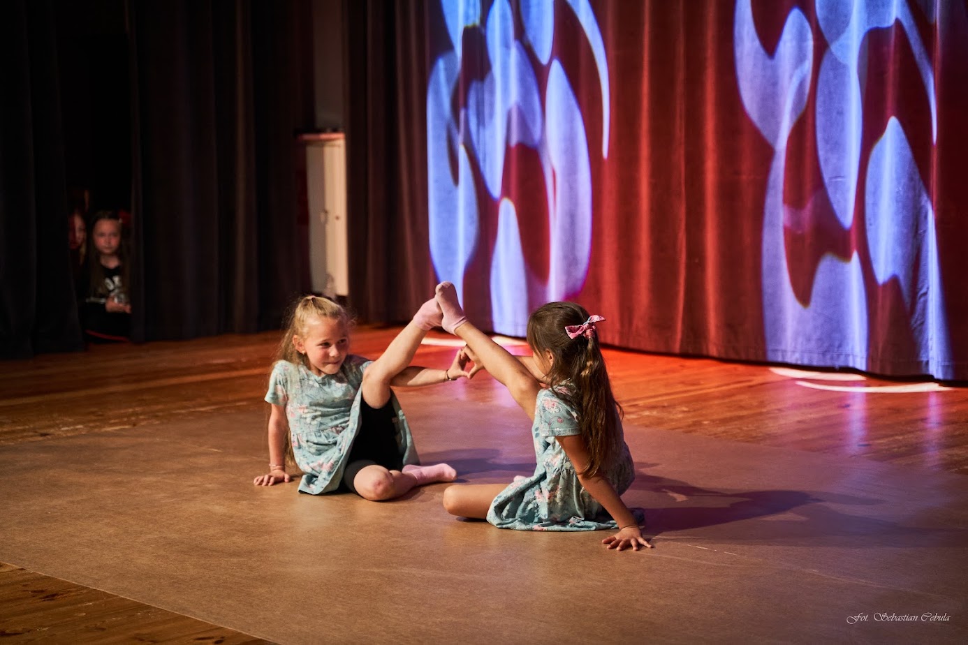 na scenie dwie dziewczynki w pozie tanecznej