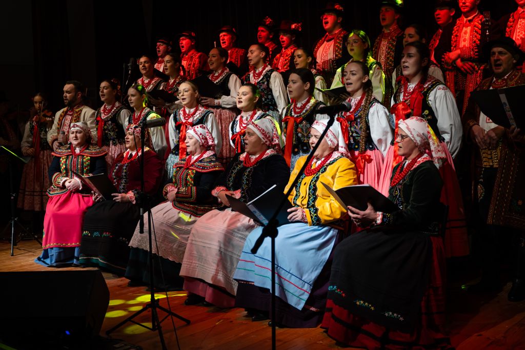 Zespół Regionalny Jakubkowianie w barwnych strojach, na scenie podczas Koncertu Noworocznego