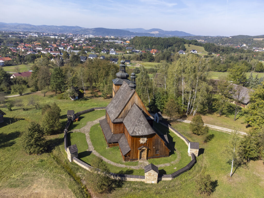 zdjęcie z lotu ptaka kościółka zabytkowego